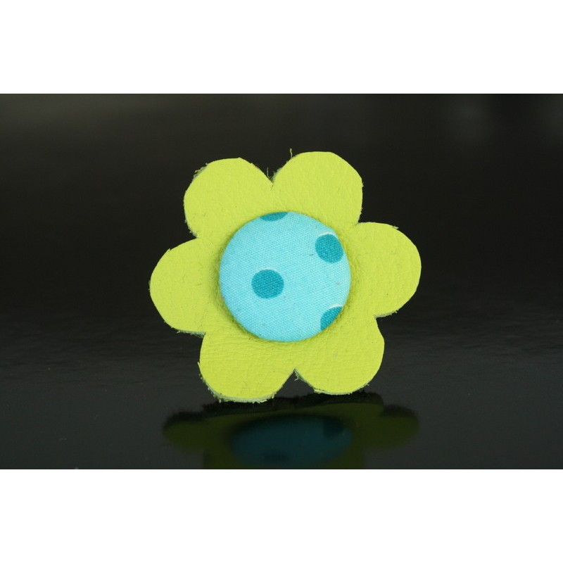 Bague fleur de cuir vert anis et bouton bleu